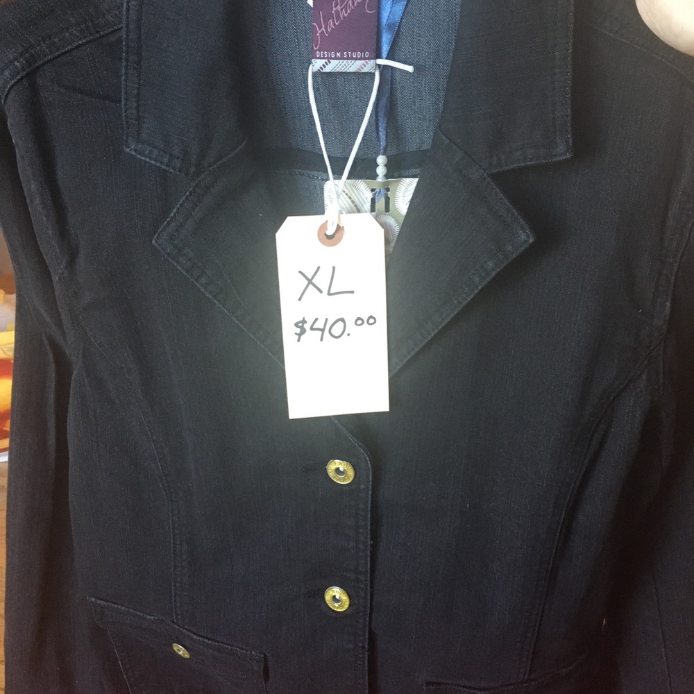 Ladies Black Denim Jacket size XL with front pockets and buttons